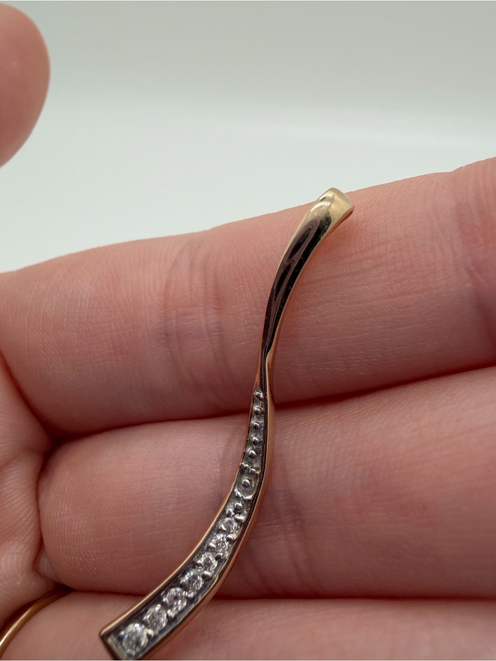 10KT gold and diamond pendant - Picture 3 of 6